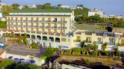 Suisse Thermal Village, Interior entrance