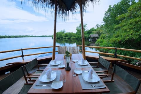 Yathra Houseboat, Dining