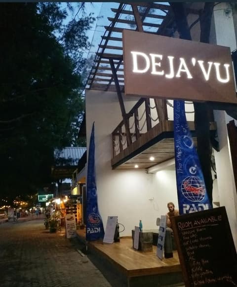Dejavu Hotel, Exterior