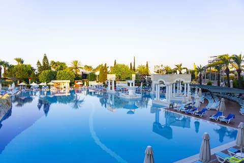 AQI Pegasos World, Pool