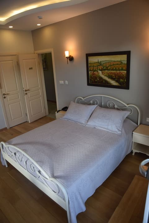 Ragıp Pasha Apartments, Room