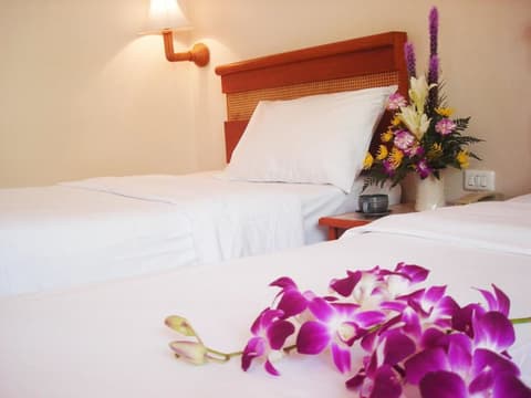 Sunset Mansion, Room