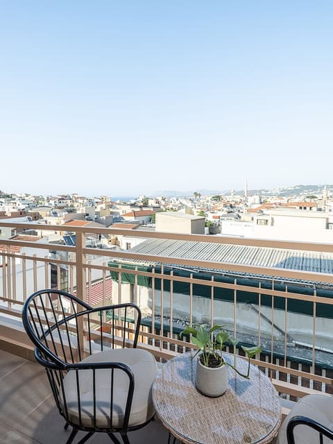 Elia Bettolo, Balcony