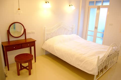 Roof View Place, Room