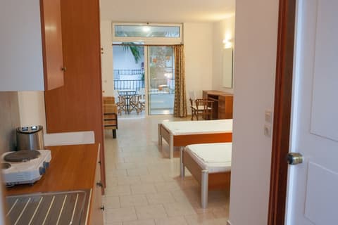 Coliseum Studios & Apartments, Room