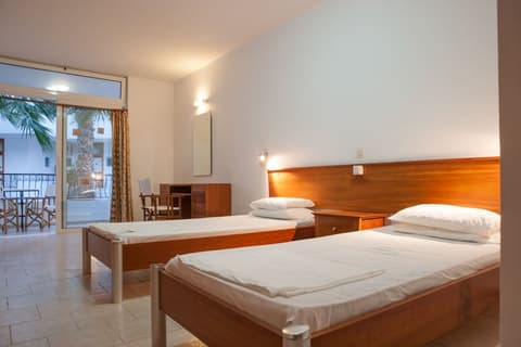 Coliseum Studios & Apartments, Room