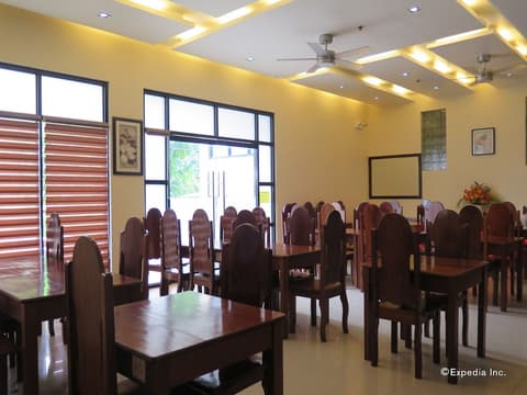 Rovic's Tourist Hotel, Dining