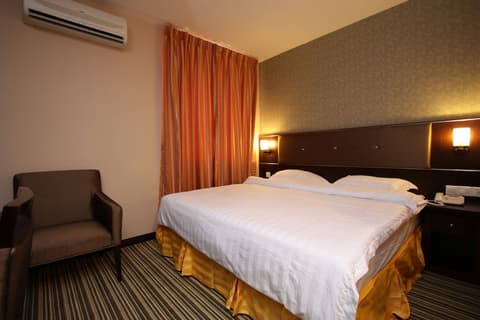 1 City Hotel, Room