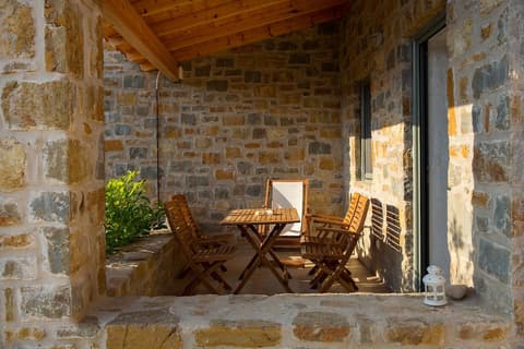 Afentiko Pigadi, Room