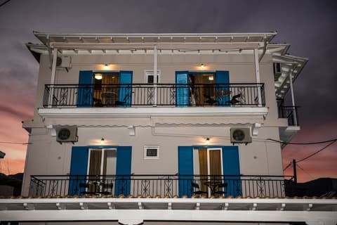 Summer Bed Nydri, Exterior