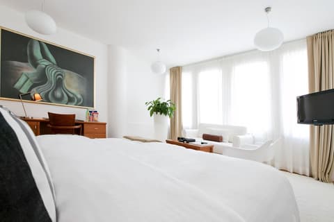 Angel Main Square, Room