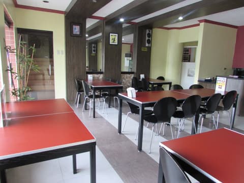 Oyster Plaza Hotel, Restaurant