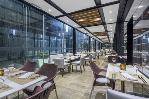 Courtyard by Marriott Bogota Airport, Dining
