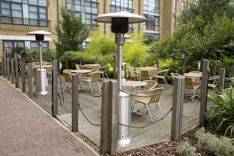 Premier Inn London Kew Bridge, Exterior