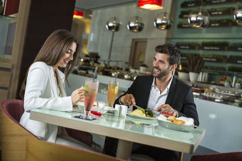 Capital Centre Arjaan by Rotana, Dining