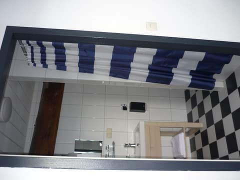 Hotel Beez, Bathroom