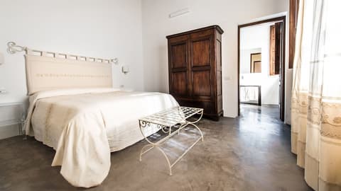 Faro Capo Spartivento, Room