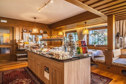 Hotel Erna, Breakfast buffet