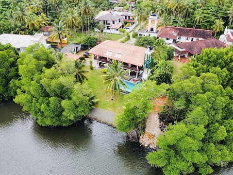 Lagoon Bentota, Front of property