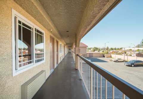 Industry Inn & Suites, Terrace/patio