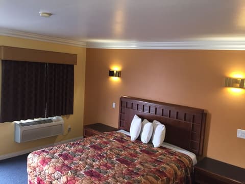 Industry Inn & Suites, Room
