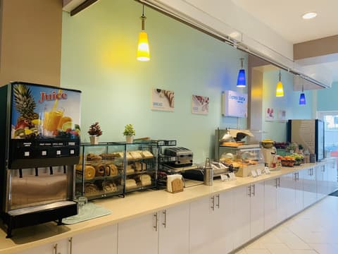 Holiday Inn Express & Suites Nassau by IHG, Buffet