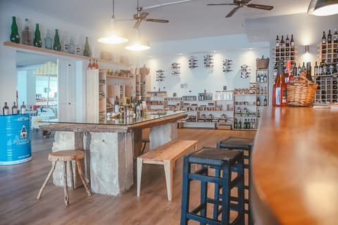 Guya Wave Hotel, Gift shop