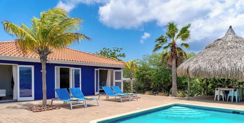 Coral Estate Rentals, Room