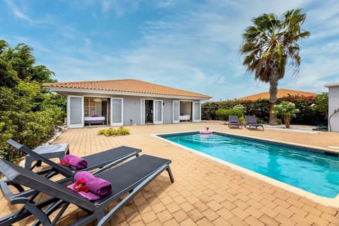 Coral Estate Rentals, Room