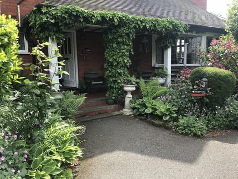 Barons Court Hotel, Property entrance