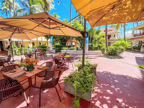 Ducassi Suites Rooftop Pool Beach Club & Spa, 