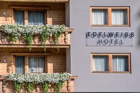 Hotel Edelweiss, Exterior detail