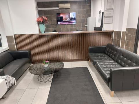 Pension Alpha, Lobby