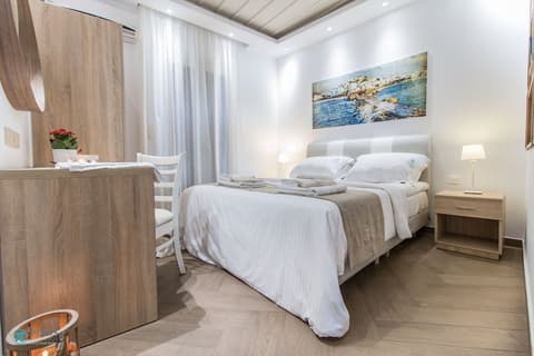 Polis of Naxos, Room