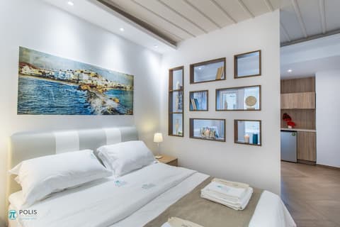 Polis of Naxos, Room