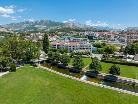 Hotel President Solin, Property grounds