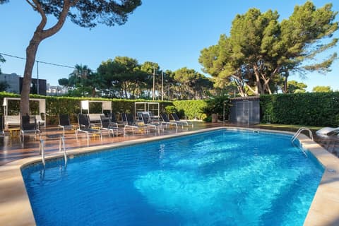 Cabot Tres Torres Apartamentos, Indoor/outdoor pool