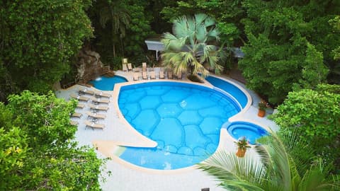 Evergreen Lodge, Pool