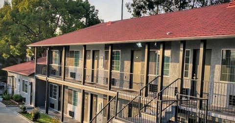 Jewel City Inn, Exterior