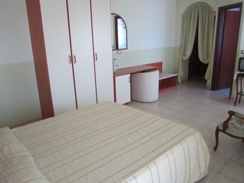 Tourist Hotel, Room