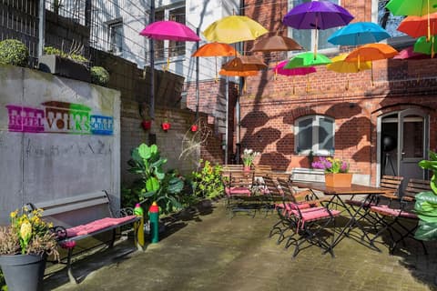 Hotel Volksschule, Exterior