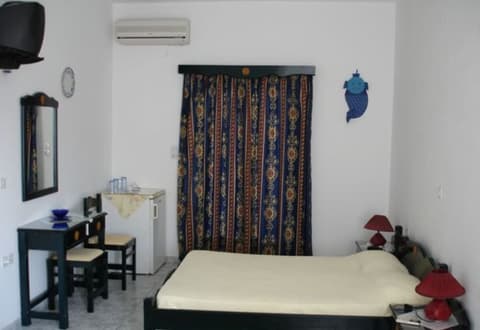 Anna Zisimos Rooms, Room