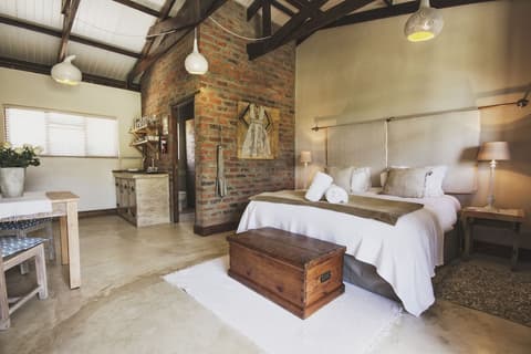 A Hilltop Country Retreat, Room