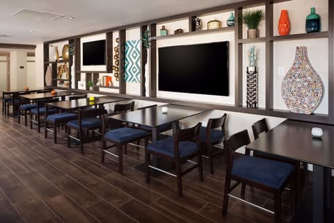 Hampton Inn & Suites Dallas Downtown, Breakfast area