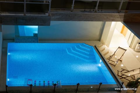 Grand TheoNi Boutique Hotel & Spa, Indoor/outdoor pool