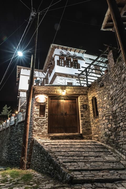 Archontiko Evilion, Property entrance