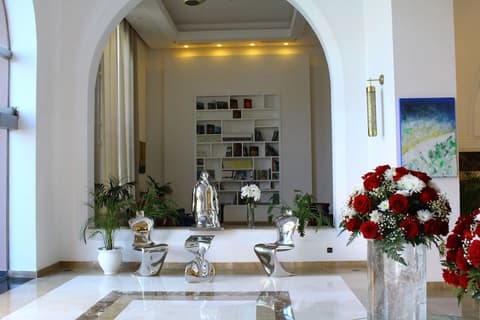Savoy Le Grand Hotel, Interior entrance
