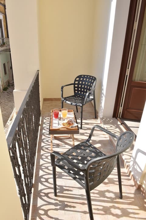 Tobacco Suite, Balcony