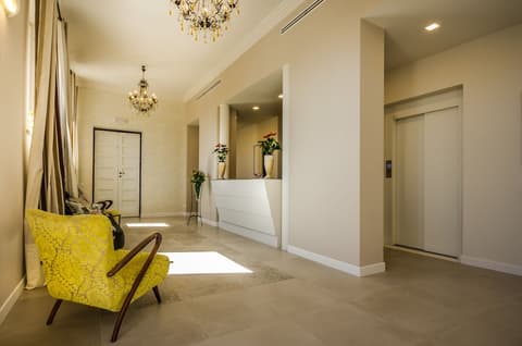 Il Gallo Bianco, Lobby