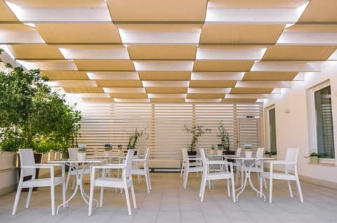 Il Gallo Bianco, Exterior